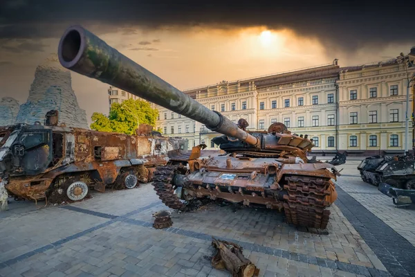 被毁的俄罗斯军事装备陈列在基辅市中心的米基洛夫斯卡娅广场上 乌克兰境内的战争 装甲运兵车 — 图库照片