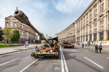 KYIV, UKRAINE - 23 Ağustos 2022 Khreschatyk 'teki Rus askeri teçhizatı yok edildi. Ukrayna 'nın bağımsızlığı gününde imha edilmiş Rus tanklarının geçit töreni