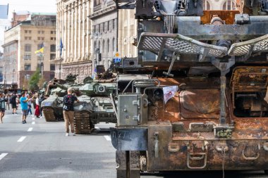 KYIV, UKRAINE - 23 Ağustos 2022 Khreschatyk 'teki Rus askeri teçhizatı yok edildi. Ukrayna 'nın bağımsızlığı gününde imha edilmiş Rus tanklarının geçit töreni