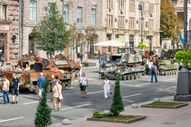 KYIV, UKRAINE - 23 Ağustos 2022 Khreschatyk 'teki Rus askeri teçhizatı yok edildi. Ukrayna 'nın bağımsızlığı gününde imha edilmiş Rus tanklarının geçit töreni