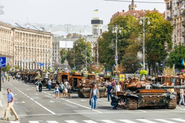 KYIV, UKRAINE - 23 Ağustos 2022 Khreschatyk 'teki Rus askeri teçhizatı yok edildi. Ukrayna 'nın bağımsızlığı gününde imha edilmiş Rus tanklarının geçit töreni