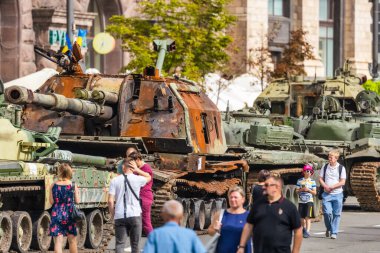 KYIV, UKRAINE - 23 Ağustos 2022 Khreschatyk 'teki Rus askeri teçhizatı yok edildi. Ukrayna 'nın bağımsızlığı gününde imha edilmiş Rus tanklarının geçit töreni