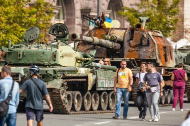 KYIV, UKRAINE - 23 Ağustos 2022 Khreschatyk 'teki Rus askeri teçhizatı yok edildi. Ukrayna 'nın bağımsızlığı gününde imha edilmiş Rus tanklarının geçit töreni