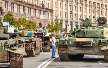 KYIV, UKRAINE - 23 Ağustos 2022 Khreschatyk 'teki Rus askeri teçhizatı yok edildi. Ukrayna 'nın bağımsızlığı gününde imha edilmiş Rus tanklarının geçit töreni
