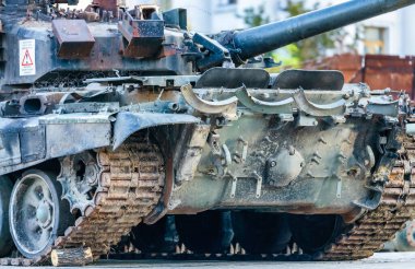 Mikhailovskaya Meydanı 'ndaki Kyiv' in merkezinde sergilenen Rus askeri teçhizatı yok edildi. Ukrayna 'da savaş, tanklar, zırhlı personel taşıyıcıları