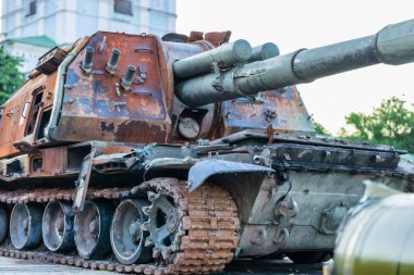 Mikhailovskaya Meydanı 'ndaki Kyiv' in merkezinde sergilenen Rus askeri teçhizatı yok edildi. Ukrayna 'da savaş, tanklar, zırhlı personel taşıyıcıları