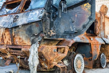 Mikhailovskaya Meydanı 'ndaki Kyiv' in merkezinde sergilenen Rus askeri teçhizatı yok edildi. Ukrayna 'da savaş, tanklar, zırhlı personel taşıyıcıları