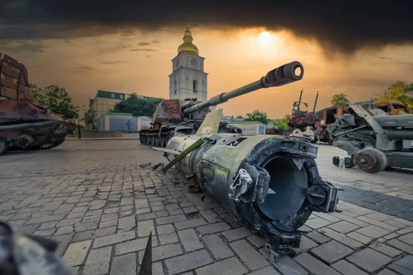 ミハイロフスカヤ広場のキエフの中心部に 展示されているロシアの軍事機器を破壊しました ウクライナでの戦争 装甲兵員輸送車 ストック画像