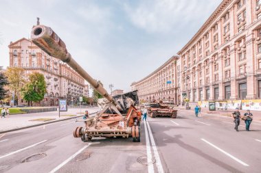 KYIV, UKRAINE - 23 Ağustos 2022 Khreschatyk 'teki Rus askeri teçhizatı yok edildi. Ukrayna 'nın bağımsızlığı gününde imha edilmiş Rus tanklarının geçit töreni