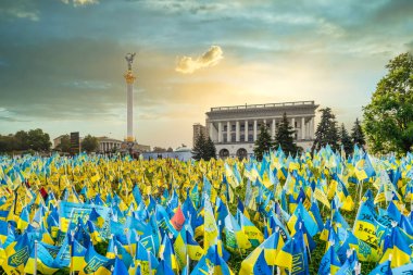KYIV, UKRAINE - 23 Ağustos 2022: Bağımsızlık Meydanı, Ukrayna 'daki savaş sırasında düşen Ukrayna savunmacılarının anısına sarı ve mavi bayraklı