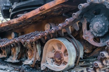 Mikhailovskaya Meydanı 'ndaki Kyiv' in merkezinde sergilenen Rus askeri teçhizatı yok edildi. Ukrayna 'da savaş, tanklar, zırhlı personel taşıyıcıları