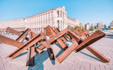 Kyiv, Ukrayna - 29 Temmuz 2022, Kyiv 'in merkezinde Khreshchatyk' te anti-tank kirpileri. Ukrayna 'daki savaş, Rus saldırıları.