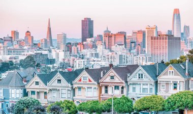 Alamo Meydanı 'ndaki Boyalı Kadınlar Viktorya dönemi evleri ve San Francisco gökdelenleri manzarası. Fotoğraf, pastel renklerde işlendi