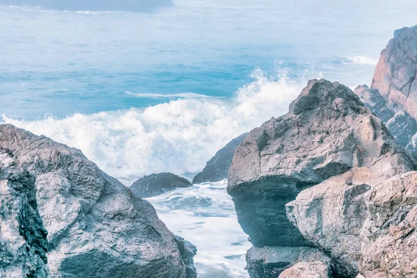 Pasifik Okyanusu Nun Güzel Dalgaları Kayalık Kıyıları Yakın Plan Pastel — Stok fotoğraf