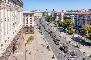 KYIV, UKRAINE - 25 Ağustos 2022 Khreschatyk 'teki Rus askeri teçhizatı yok edildi. Ukrayna 'nın bağımsızlığı gününde imha edilmiş Rus tanklarının geçit töreni