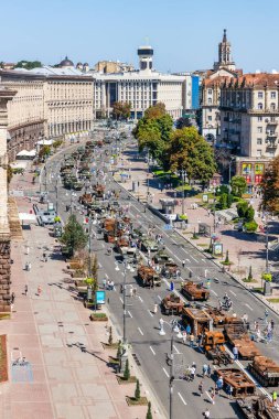 KYIV, UKRAINE - 25 Ağustos 2022 Khreschatyk 'teki Rus askeri teçhizatı yok edildi. Ukrayna 'nın bağımsızlığı gününde imha edilmiş Rus tanklarının geçit töreni