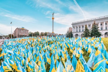 KYIV, UKRAINE - 23 Ağustos 2022: Bağımsızlık Meydanı, Ukrayna 'daki savaş sırasında düşen Ukrayna savunmacılarının anısına sarı ve mavi bayraklı