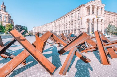 Kyiv, Ukrayna - 29 Temmuz 2022, Kyiv 'in merkezinde Khreshchatyk' te anti-tank kirpileri. Ukrayna 'daki savaş, Rus saldırıları.