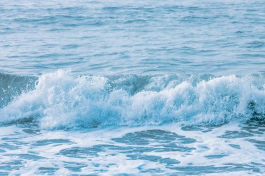 Pasifik Okyanusunun güzel dalgaları, yakın çekim pastel renkleri