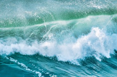 Pasifik Okyanusunun güzel dalgaları, yakın çekim pastel renkleri