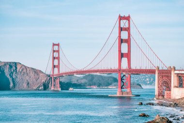 San Francisco 'daki Golden Gate Köprüsü' nün güzel manzarası, pastel renkler. Konsept seyahat, dünya eğlenceleri