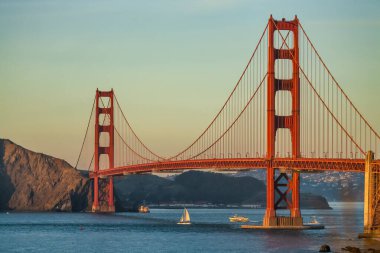 San Francisco 'daki Golden Gate Köprüsü' nün güzel manzarası, pastel renkler. Konsept seyahat, dünya eğlenceleri