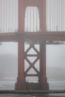 Kaliforniya 'da sisli bir günde Golden Gate Köprüsü' nün yakın görüntüsü