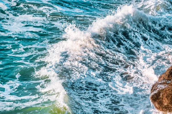 Όμορφα Κύματα Του Ειρηνικού Ωκεανού Κτύπησε Κατά Βραχώδης Ακτή Close — Φωτογραφία Αρχείου