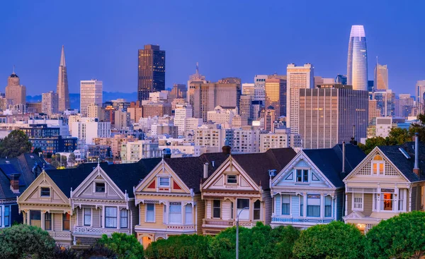 Alamo Meydanı 'ndaki Boyalı Kadınlar Viktorya dönemi evleri ve San Francisco gökdelenleri manzarası. Fotoğraf, pastel renklerde işlendi