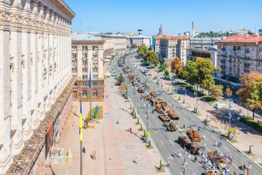 KYIV, UKRAINE - 25 Ağustos 2022 Khreschatyk 'teki Rus askeri teçhizatı yok edildi. Ukrayna 'nın bağımsızlığı gününde imha edilmiş Rus tanklarının geçit töreni