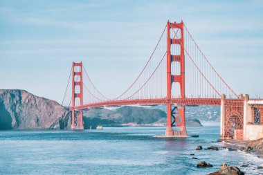 San Francisco 'daki Golden Gate Köprüsü' nün güzel manzarası, pastel renkler. Konsept seyahat, dünya eğlenceleri