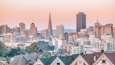 Alamo Meydanı 'ndaki Viktorya dönemi evlerinin arkasındaki San Francisco gökdelenleri. Fotoğraf, pastel renklerde işlendi