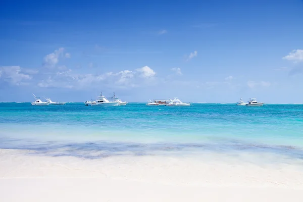 蓬塔卡纳、 多米尼加共和国、 海滩、 加勒比，天堂，旅行的位置、 罕见的看法、 性质、 小船、 快艇、 白砂、 巴哈马、 摩托艇 — 图库照片