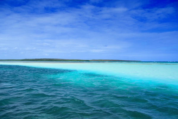 Blue caribbean water on a sand bank — Stock Photo, Image