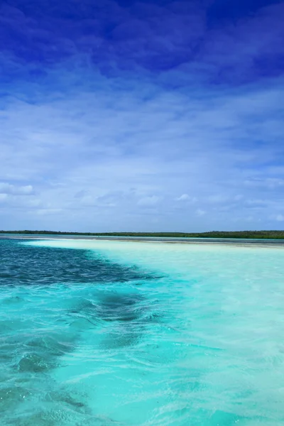 Blue caribbean water on a sand bank — Stock Photo, Image