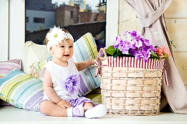 Çiçek ile şapkalı küçük bebek kız — Stok fotoğraf