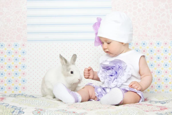 Bambina con coniglio — Foto Stock