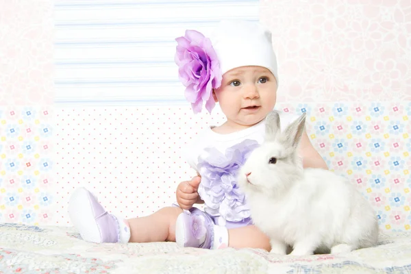 Kleines Mädchen mit Kaninchen — Stockfoto