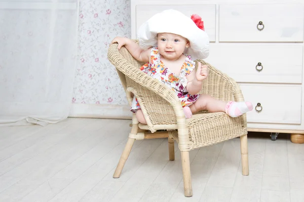 Babymeisje in hoed met bloem — Stockfoto