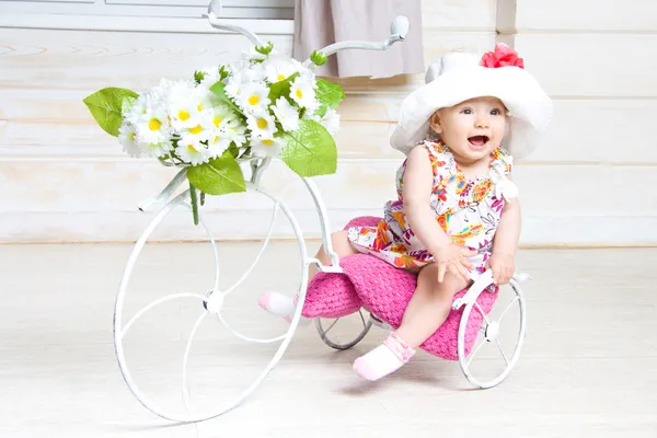 Babymeisje in hoed met bloem — Stockfoto