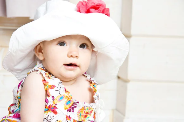 Mała dziewczynka w kapelusz z kwiatem — Zdjęcie stockowe