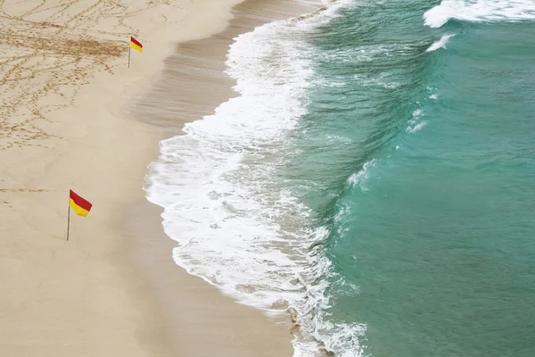 Életmentő zászlókat strandtól — Stock Fotó