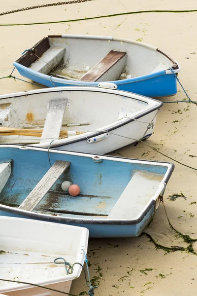 Pequenos barcos na praia — Fotografia de Stock