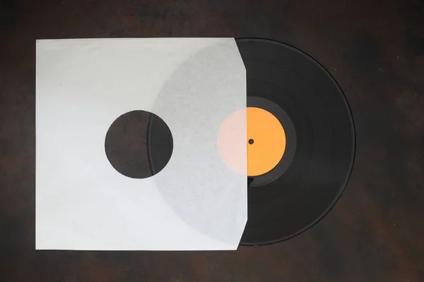 Starý Bílý Papírový Obal Vinyl Deska Izolované Rezavém Pozadí — Stock fotografie