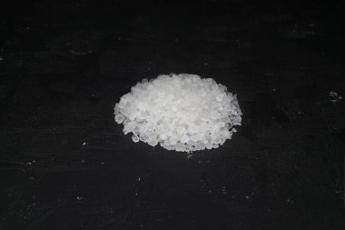 Beyaz deniz tuzu slaytı siyah arka planda izole edilir..