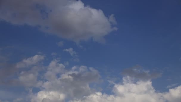 4千次掠过美丽的蓝天 云彩映入眼帘 — 图库视频影像