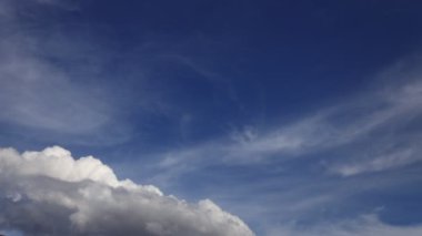 4k zaman atlaması bulutlu güzel mavi gökyüzü.
