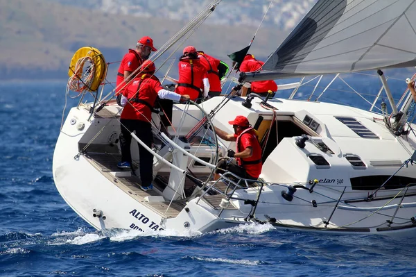 Bodrum, Türkiye. 14 Nisan 2018: Ünlü tatil beldesi Bodrum 'un kıyılarında, Ege Denizi' nin mavi sularında rüzgarlı havada yelken açan yelkenliler.
