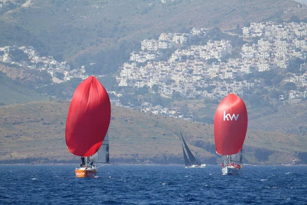 2018年4月14日 エーゲ海の青い海 有名な休日の目的地の海岸で風の強い天気の中で帆船ボドルム — ストック写真