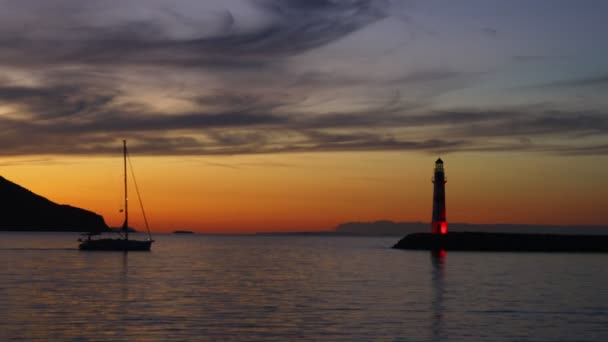 Θαλασσινό Τοπίο Ηλιοβασίλεμα Φάρο Στην Ακτή Παραθαλάσσια Πόλη Της Turgutreis — Αρχείο Βίντεο